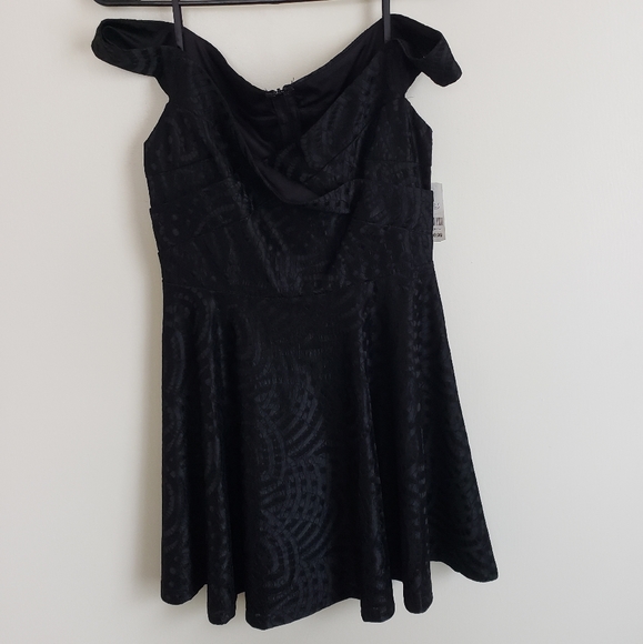 🎟 Off The Shoulders Black Dress - Picture 2 of 10